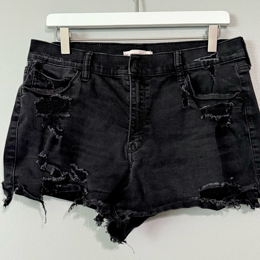SO Juniors 15 32W High Rise Curvy Shortie Black Distressed Denim Shorts 604B4